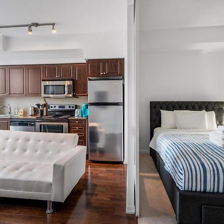 Downtown Toronto 1 Bdrm Condo With Parking And Views Exterior foto
