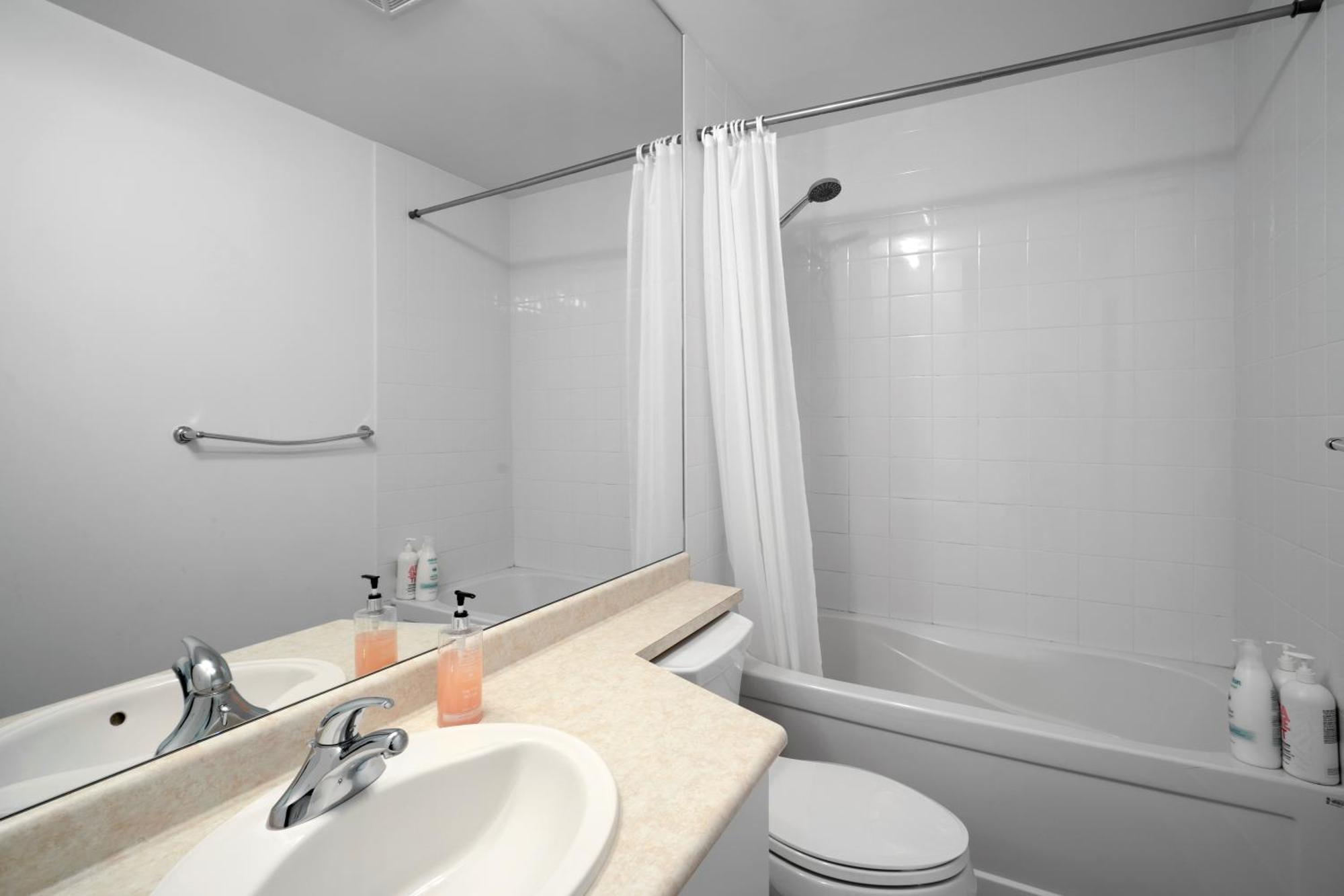 Downtown Toronto 1 Bdrm Condo With Parking And Views Exterior foto