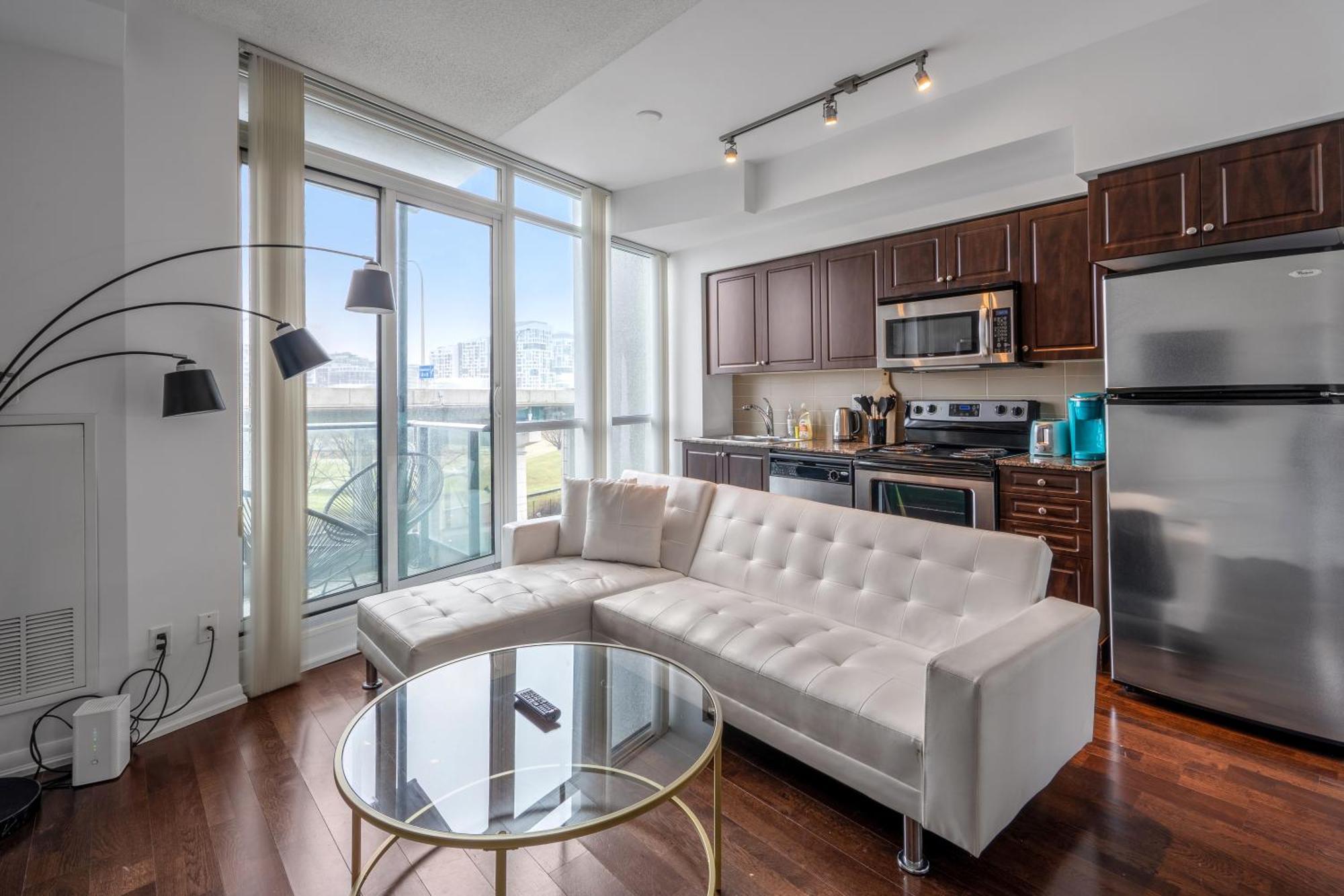 Downtown Toronto 1 Bdrm Condo With Parking And Views Exterior foto